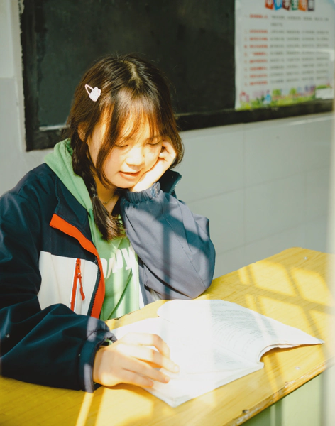 📷 Sony α6700 + Sigma 1850 f2.8<br>难修的不是人，斑驳的黑板才是。<br>拍摄时间其实是上午，为了光线质感改变了色温。